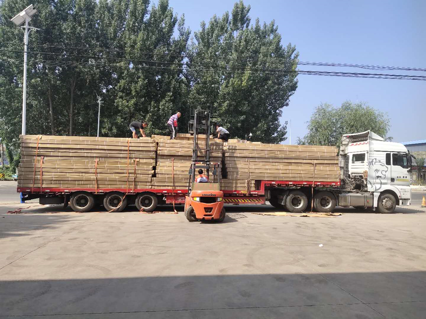 金屬雕花板裝車中